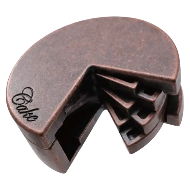 3D breinbreker puzzel Huzzle Cast Cake Een metalen 3D breinbreker puzzel in de vorm van een taart, met ingewikkelde lagen en verstrengelde delen die uitdagend zijn om op te lossen.